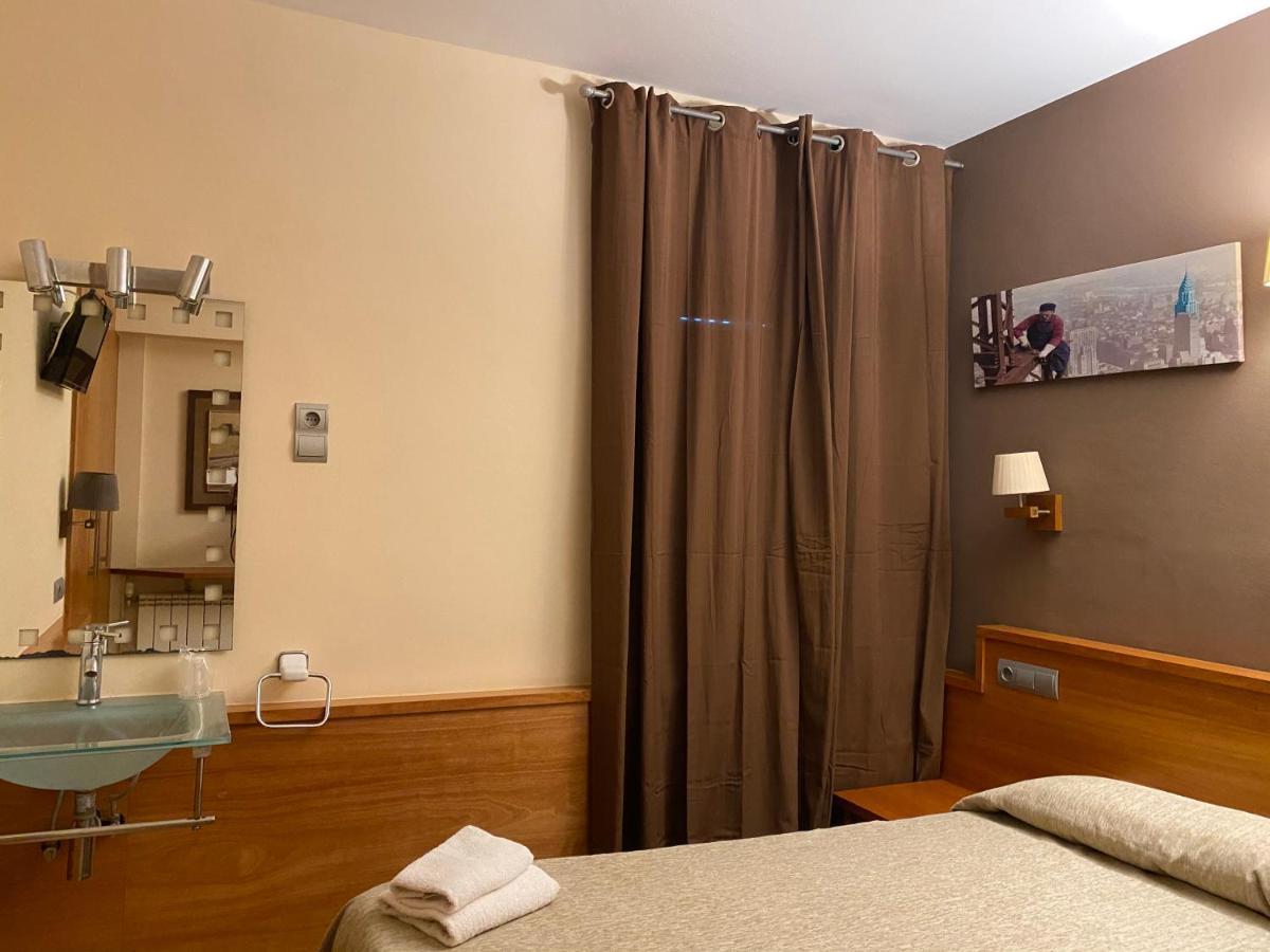Hostal Galicia Cardedeu Bagian luar foto