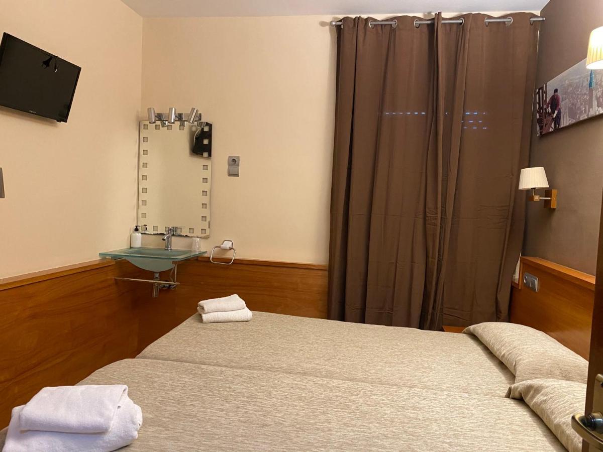 Hostal Galicia Cardedeu Bagian luar foto