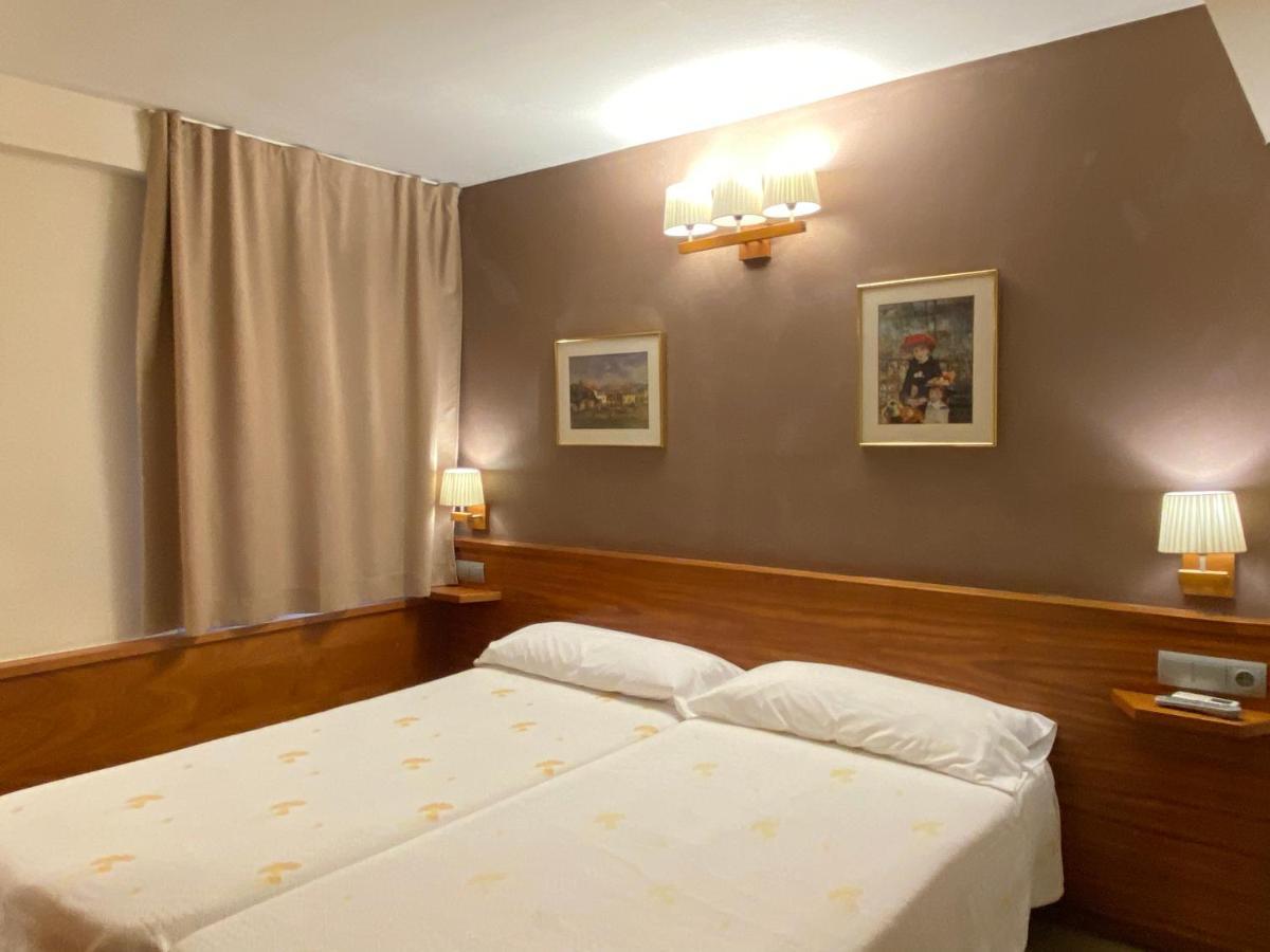 Hostal Galicia Cardedeu Bagian luar foto