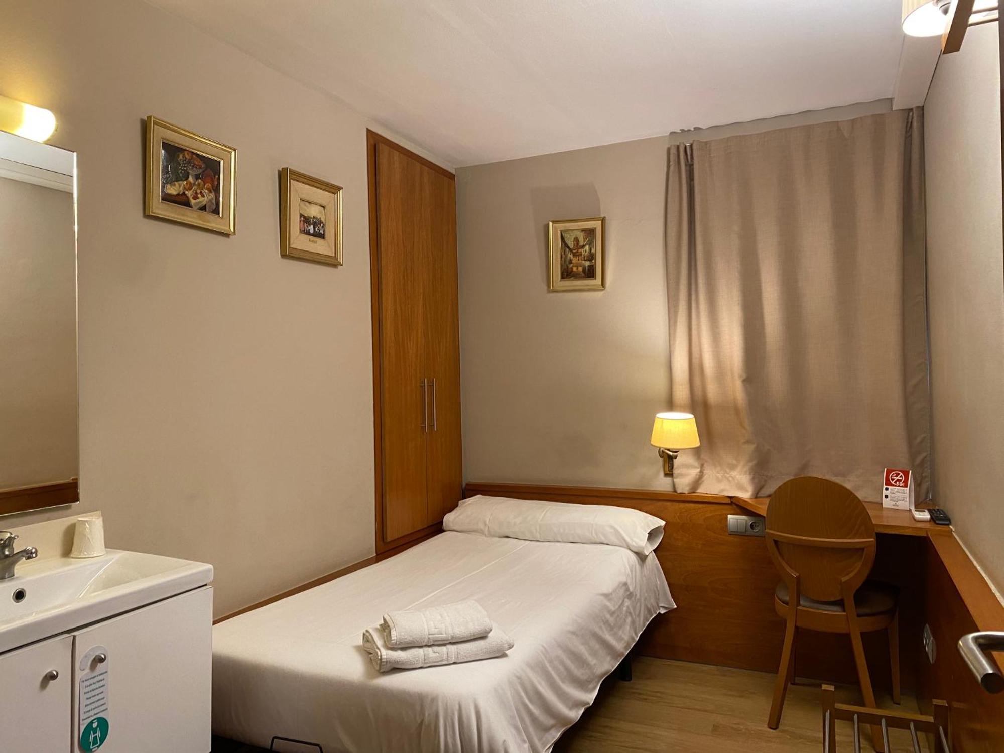 Hostal Galicia Cardedeu Bagian luar foto